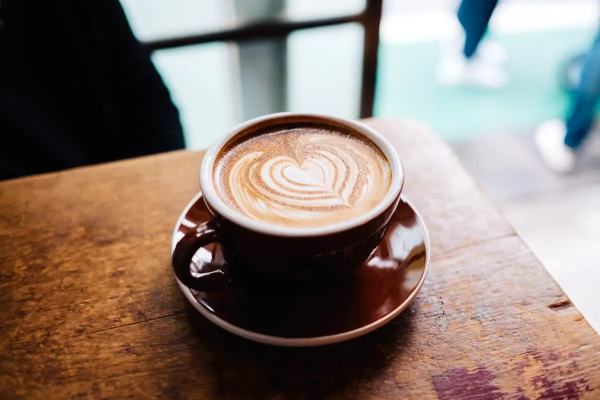 Latte barna csészében