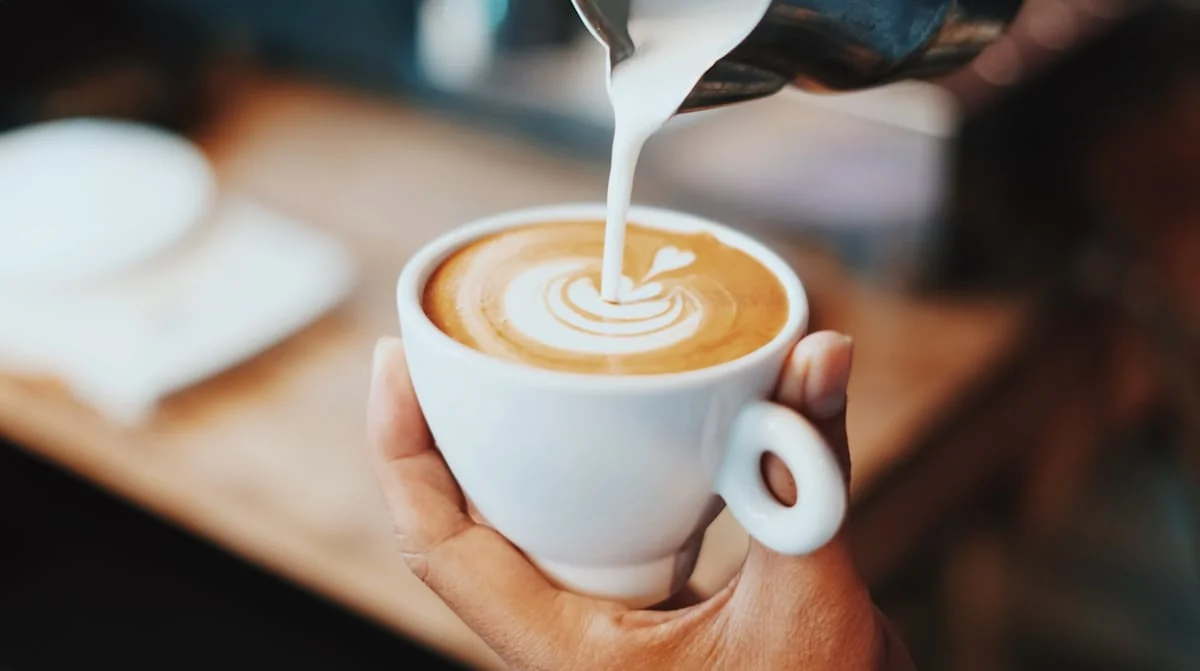 Tej öntése latte kávéba
